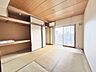 室内：頼もしい収納力を持つ、天袋付きの大容量押入れ。お部屋を広く使うための整理整頓に大活躍します。