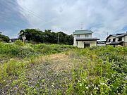 奥に物置があります。中の荷物を処分し、現況のまま引渡しです。