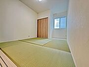 リビングに隣接している和室は居間、客間だけでなく子供の学習部屋などとしても使えます。