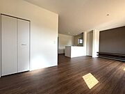 ホームパーティのお客様が増えても、これだけ広いリビングなら大丈夫。