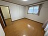 室内：2階主寝室　左奥はウォークインクローゼットです。