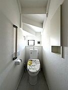 華やかさよりも、毎日使う上での心地よさが伝わるトイレ空間。