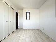 お子さまの成長とともに、使い方を少しずつ変えていける洋室。