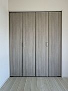 この住まいは暮らしの動きに合わせて片付けやすく、居室をすっきり保ちながら日常の整えやすさを支えます。