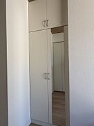 この住まいは暮らしの動きに合わせて片付けやすく、居室をすっきり保ちながら日常の整えやすさを支えます。