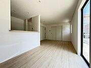 家族が自然と集まり、食事も会話もくつろぎの時間も心地よくつながるリビング。