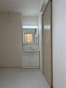 鏡の前に立つ時間を、ただの準備ではなく気持ちを整える時間に変えてくれる洗面所。