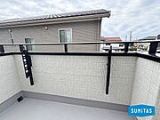 外壁のおかげで明るい気分でお洗濯も楽しめそうなバルコニーです♪