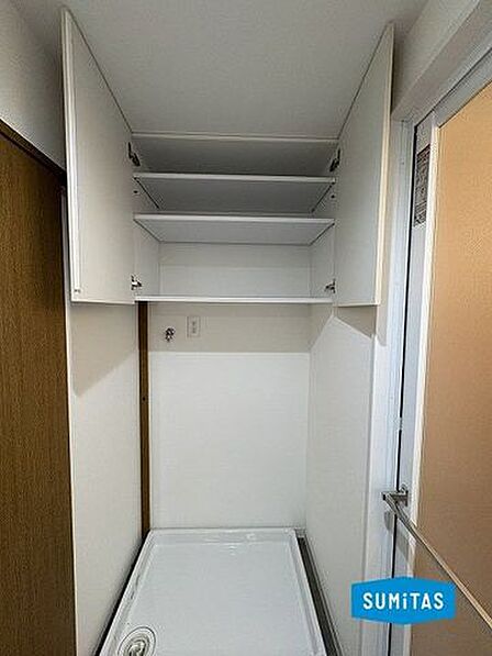 洗濯機置き場上部にも収納。目隠しできるのですっきりとします◎