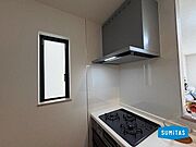コンロ横にある窓がポイントで換気もしやすく明るさも入ります。