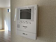 インターホンのモニターで来客者の顔が確認できて安心です♪録画や音量調整などの機能も付いています♪
