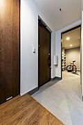 落ち着いたトーンでまとめられた玄関は、住まいの第一印象を美しく演出。※新築時撮影