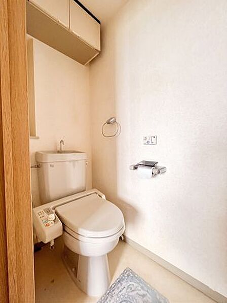 【トイレ】※写真はCG加工を施しています。やさしい色合いでまとめられた清潔感あるトイレ空間。