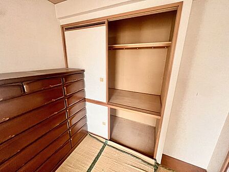 【和室収納】奥行きのある収納スペースを備え、季節物や大型荷物もすっきり整理可能。