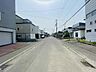 その他：カースペースは並列で3台停めることができます！前面道路は約8m幅の公道で、車の出入りもスムーズです。