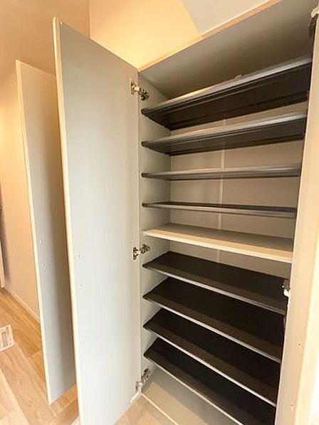 【シューズボックス】高さを活かした大容量のシューズボックスを備え、家族みんなの靴をすっきり収納。
