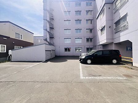 【駐車場】敷地内に駐車場を備え、お車をご利用の方にも安心の環境。最新の空き状況はお問い合わせ下さい