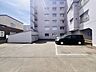 駐車場：【駐車場】敷地内に駐車場を備え、お車をご利用の方にも安心の環境。最新の空き状況はお問い合わせ下さい
