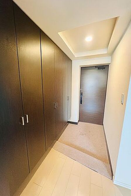 【玄関】※CG加工で家具消していますダークトーンの建具と光沢ある床が美しく調和した玄関。