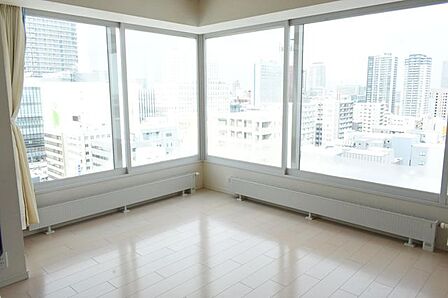 【リビング】（2021年2月撮影）窓から光がたっぷり注ぎ、街の景色を背景に、穏やかな時間が流れます