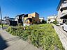外観：【現地】建築条件なし。ハウスメーカーや工務店を自由に選べるのが魅力。