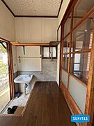 勝手口。洗濯機用の水栓もあります。