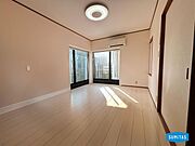 2F洋室。同室内には収納及び納戸が付いています。
