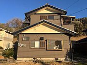 落ち着いた色合いの外観が印象的な戸建住宅。周辺環境にも調和した、安心感のある佇まいです。