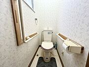 【2階トイレ】使いやすさに配慮されたトイレは、窓付きで換気もしやすく、いつでも快適な空間を保てます。