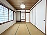 室内：【1階和室】やさしい木目と畳の温もりが感じられる和室。リビングと続き間になっております。