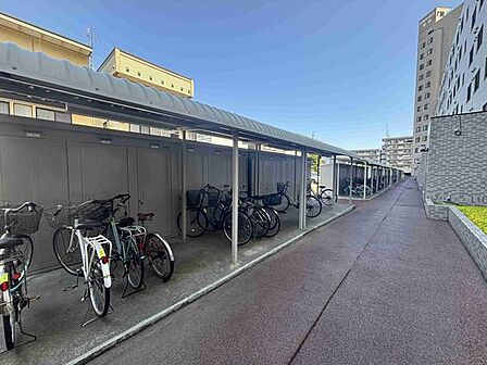 【駐輪場】大切な自転車を雨風から守る、安心の屋根付き駐輪場。