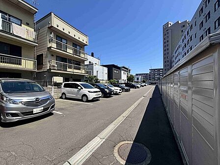 【駐車場】敷地内にはゆとりある駐車スペースを完備。