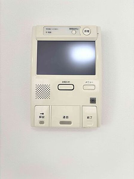 【インターフォン】来訪者の姿を室内から映像でしっかり確認できるTVモニター付きインターホン。