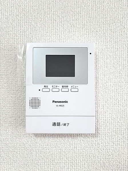 【インターフォン】訪問者の顔を画面で確認できる安心のテレビドアホンです。