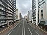 外観：【前面道路】幅広く整備された歩道と見通しの良い大通りに面した安心の立地！