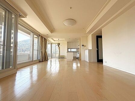 【リビング】大きな窓から自然光が差し込む、奥行きと開放感のあるLDKです。