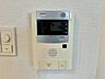 設備：【モニター付インターホン】来訪者を室内から確認できるモニター付インターホンを備えています。