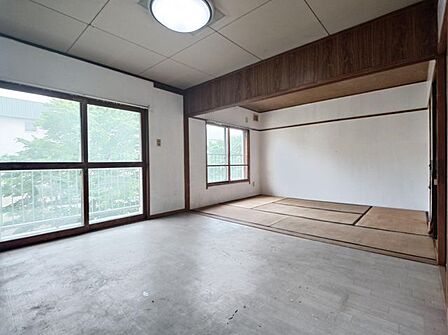 【ダイニング】バルコニーに面した大開口の掃き出し窓から、心地よい光と風が室内いっぱいに広がります。