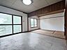 リビング/ダイニング：【ダイニング】バルコニーに面した大開口の掃き出し窓から、心地よい光と風が室内いっぱいに広がります。