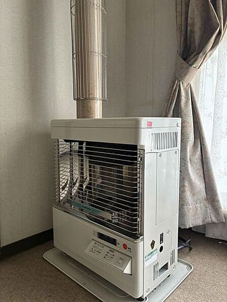 【暖房】リビングに設置されたストーブです。寒い冬の季節でもパワフルにお部屋全体を暖めてくれます。