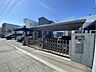 外観：スタイリッシュな外観とゆとりあるカーポートが魅力。住まいの快適さと機能性を兼ね備えた一邸です。