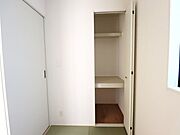 布団類もしまいやすい押入れです