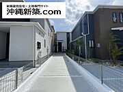 駐車場と建物配置を捉えた外観