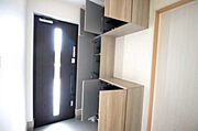 玄関まわりを整えやすい収納付きです