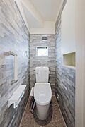 手すり付きで使いやすいトイレ空間です