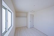 家具配置を考えやすい整った洋室です
