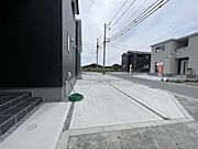 並列2台分の広めの駐車場です