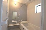 窓付きで換気しやすい浴室です