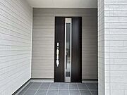 玄関まわりの印象が伝わる入口です