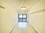 洋室7帖は主寝室に最適。落ち着いた雰囲気の一室♪